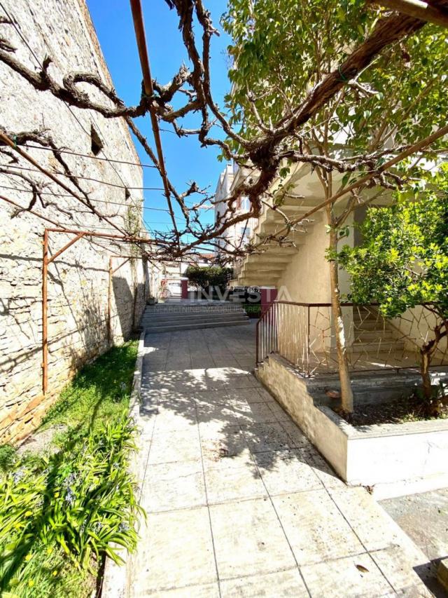 Pula center, floor of a house with a garden and garage