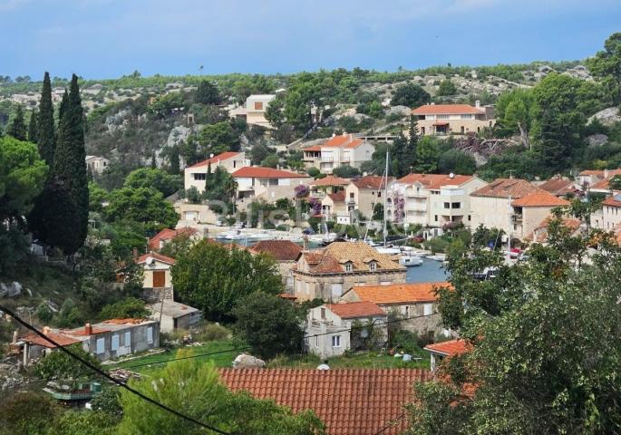 Brač, prodaja 4356m2 zemljište, legaliziran objekt 47m2