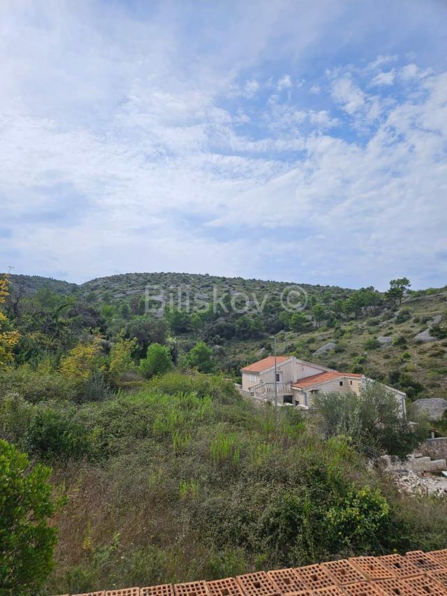 Brač, prodaja 4356m2 zemljište, legaliziran objekt 47m2