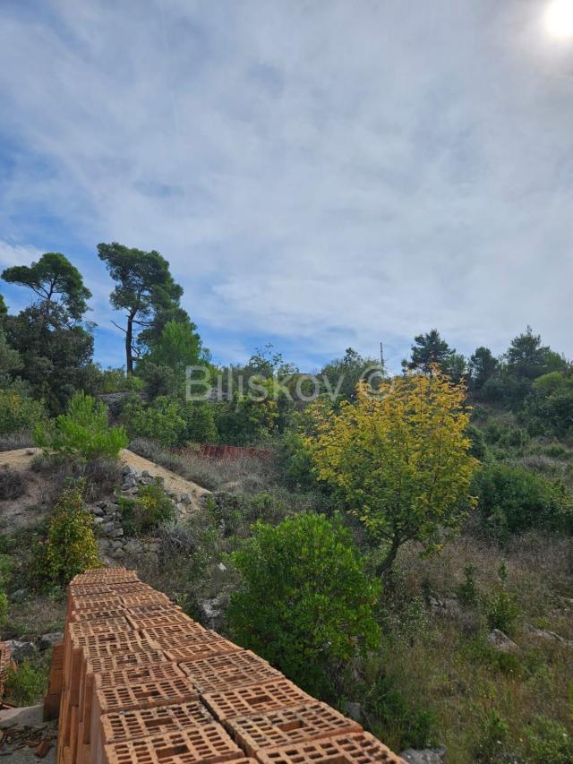 Brač, prodaja 4356m2 zemljište, legaliziran objekt 47m2