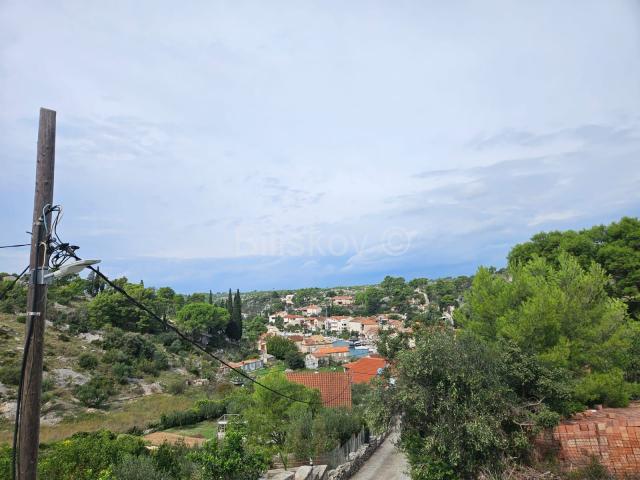 Brač, prodaja 4356m2 zemljište, legaliziran objekt 47m2