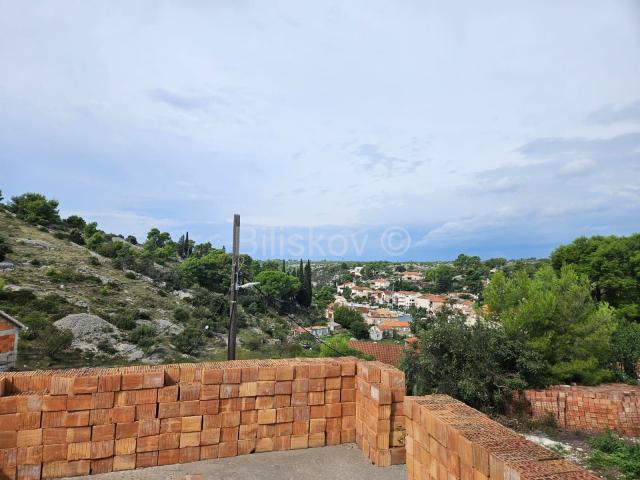 Brač, prodaja 4356m2 zemljište, legaliziran objekt 47m2