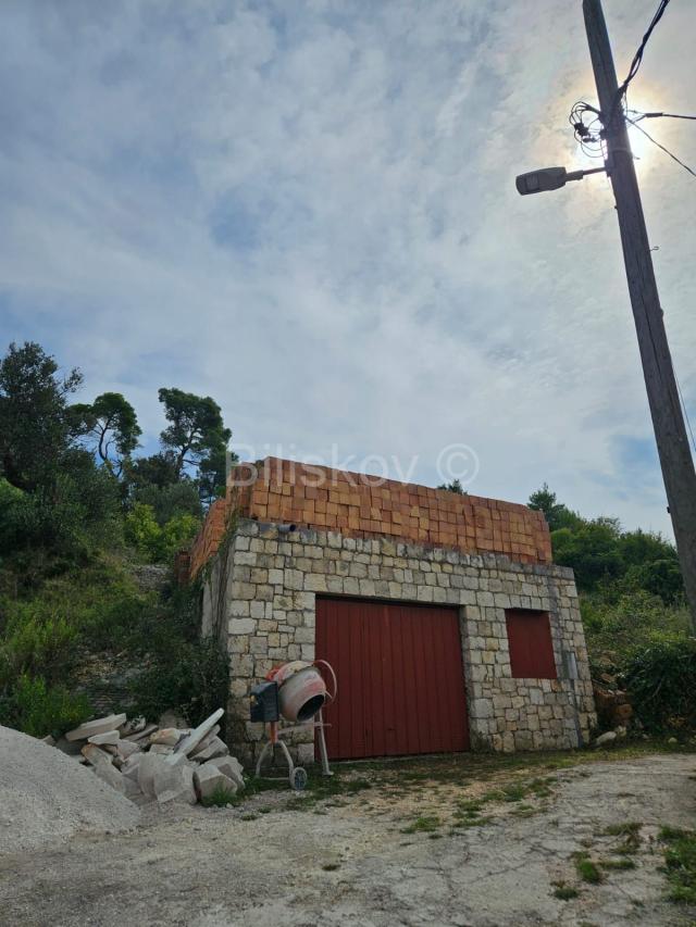 Brač, prodaja 4356m2 zemljište, legaliziran objekt 47m2