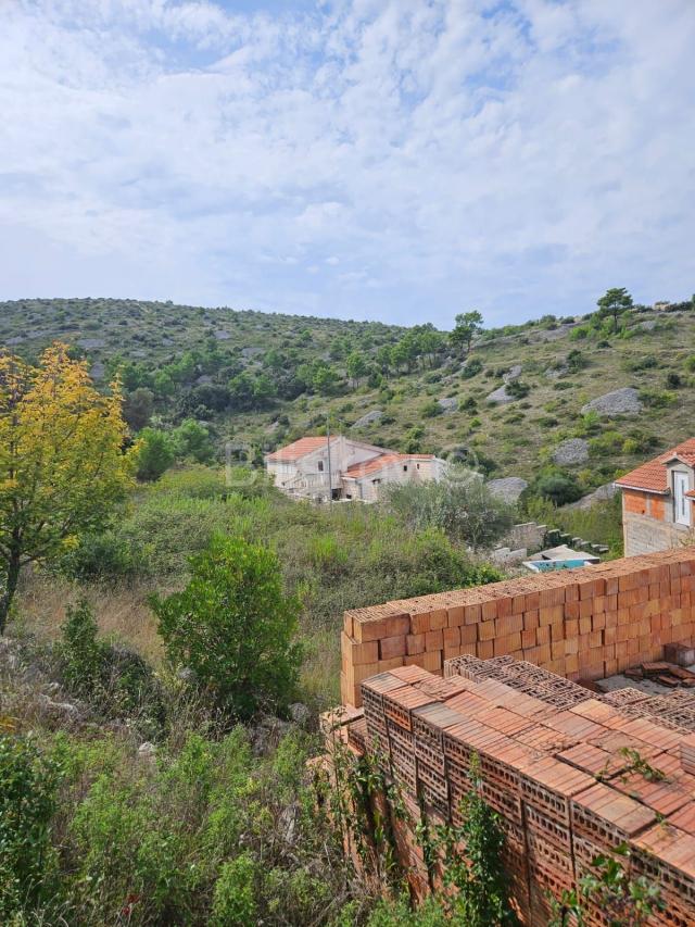 Brač, prodaja 4356m2 zemljište, legaliziran objekt 47m2