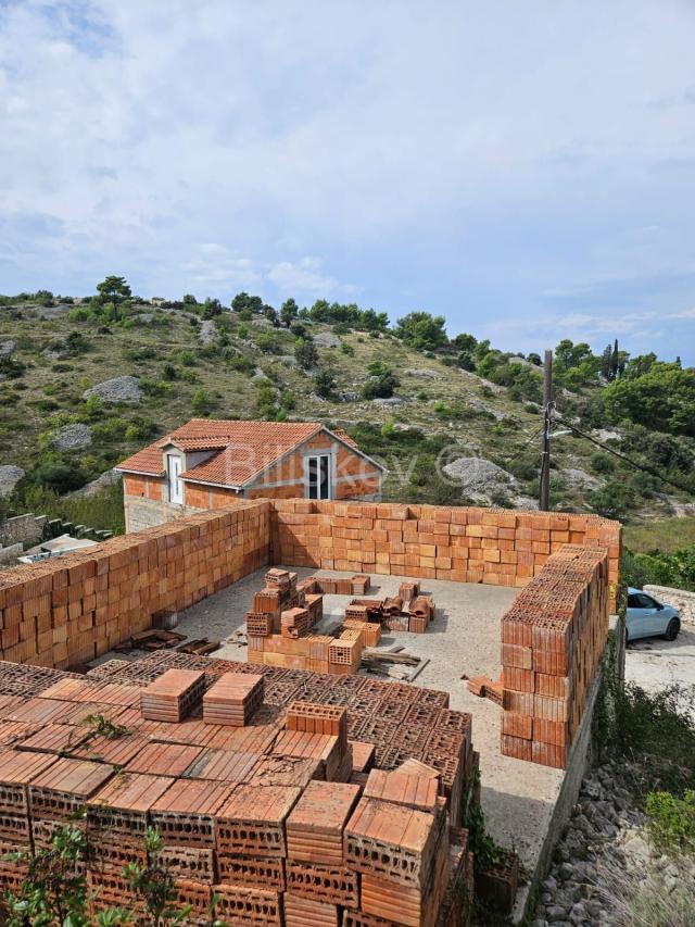 Brač, prodaja 4356m2 zemljište, legaliziran objekt 47m2