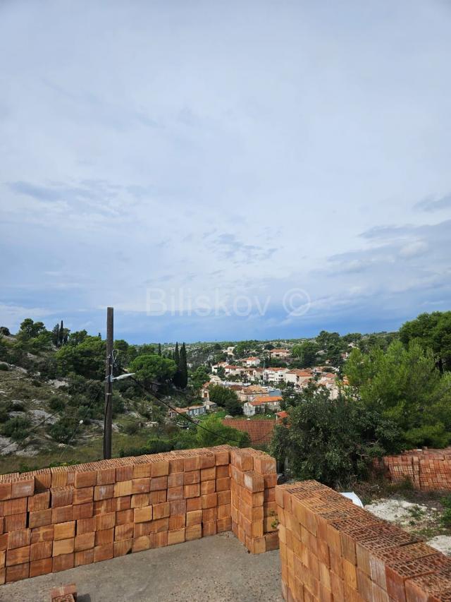 Brač, prodaja 4356m2 zemljište, legaliziran objekt 47m2