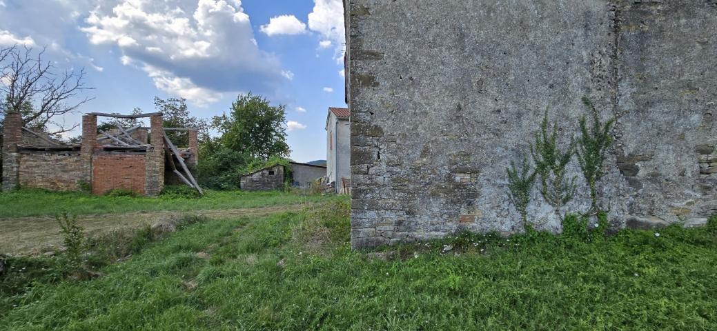 ISTRIA, CEROVLJE - Old house with a large garden