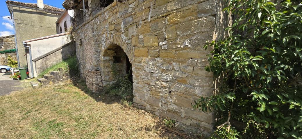 ISTRIA, CEROVLJE - Old house with a large garden