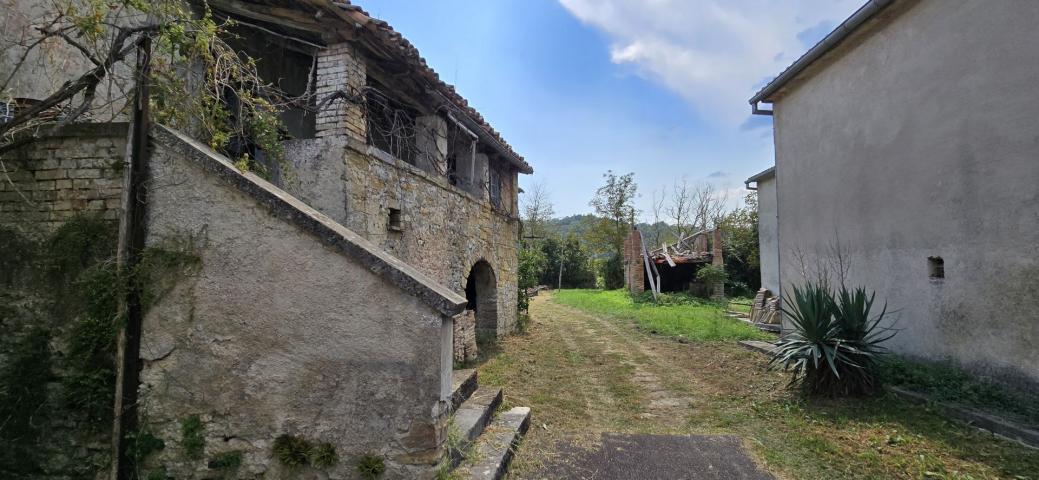 ISTRIA, CEROVLJE - Old house with a large garden