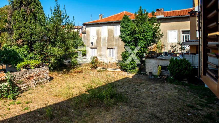 ISTRIA, ROVINJ - Floor of a building with a garden in the city center