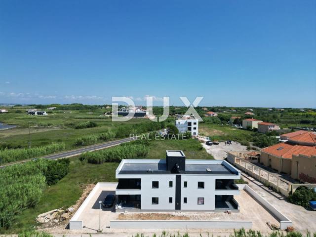 ZADAR, PRIVLAKA – Luxuriöses Wohngebäude mit vier Wohnungen und einer Dachterrasse mit Blick auf das