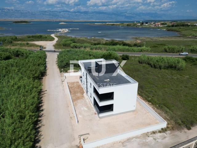 ZADAR, PRIVLAKA – Luxuriöses Wohngebäude mit vier Wohnungen und einer Dachterrasse mit Blick auf das