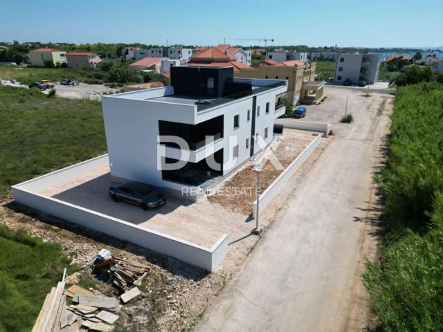 ZADAR, PRIVLAKA – Luxuriöses Wohngebäude mit vier Wohnungen und einer Dachterrasse mit Blick auf das