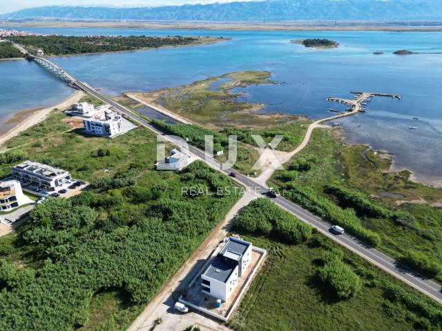 ZADAR, PRIVLAKA – Luxuriöses Wohngebäude mit vier Wohnungen und einer Dachterrasse mit Blick auf das