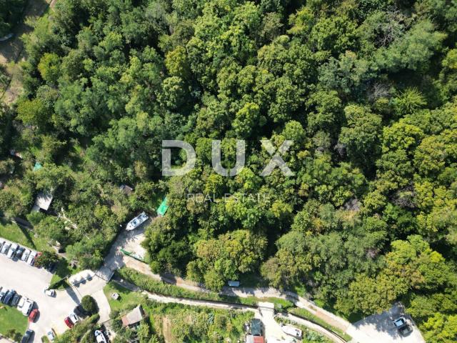 RIJEKA, BAKAR, ZENTRUM - Baugrundstück im Zentrum der Stadt Bakar 2.600 m2 mit Blick auf das Meer fü