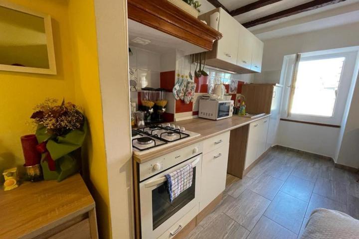 Istra, Rovinj - apartmanska zgrada u strogom centru grada s puno potencijala - 100 m od mora