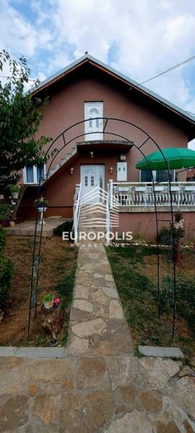 Mladenovac-Selters Banja-2 kuće na placu od 8 ari ID#6400