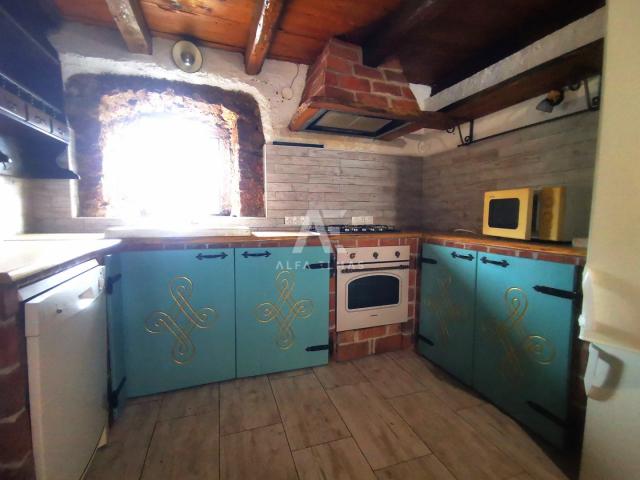 Vrbnik, semi-detached house for partial renovation! ID 598