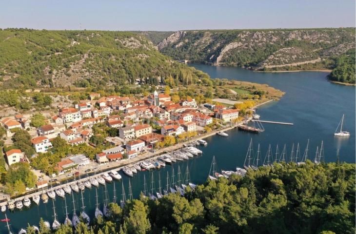 Prodaja, renovirani hotel u okolici Šibenika, 40m od mora