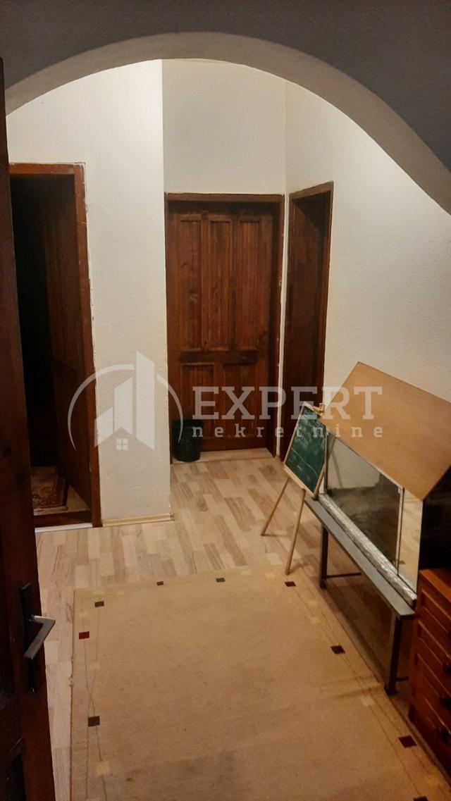 Izdaje se trosoban stan u Minovom naselju, 120m2