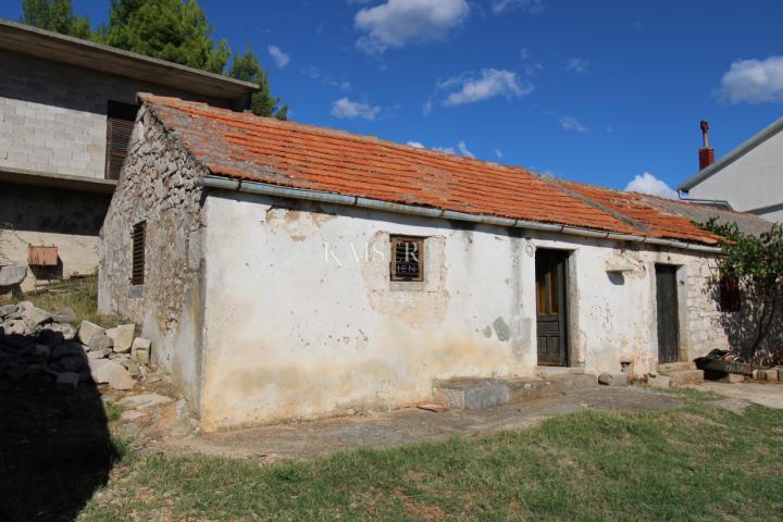 Slivnica - a detached house with an auxiliary facility