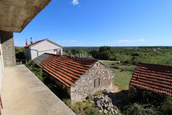 Slivnica - a detached house with an auxiliary facility