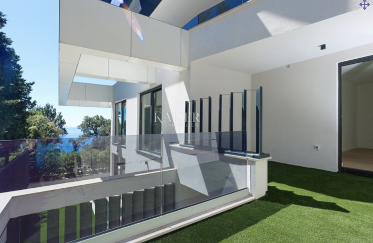 Opatija, luxurious two-story apartment in a new building, first row to the sea