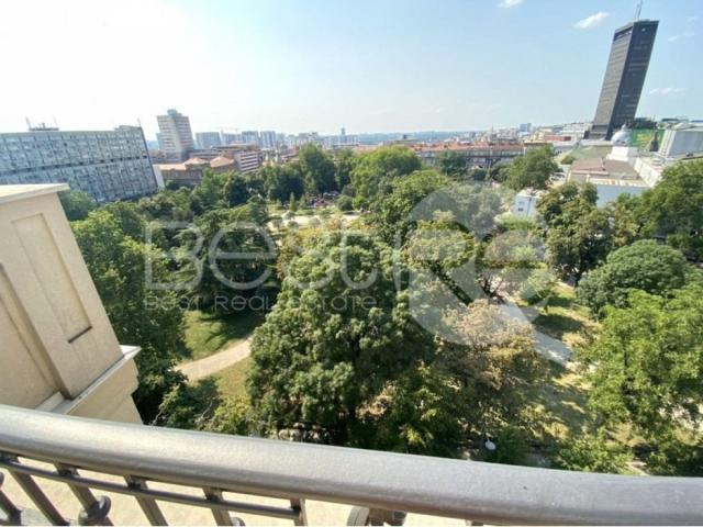 Penthouse overlooking the park