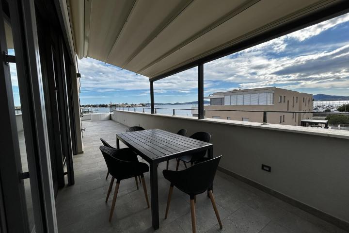 Zadar, Draženica, trosoban penthouse NKP 172 m2 prvi red do mora  i zajedničkim bazenom