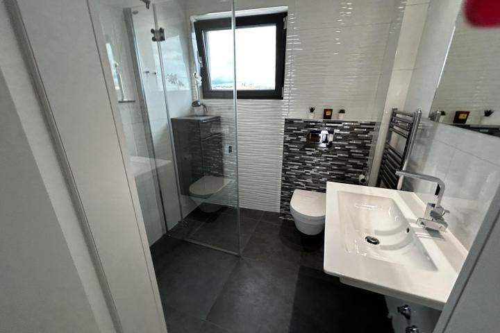 Zadar, Draženica, trosoban penthouse NKP 172 m2 prvi red do mora  i zajedničkim bazenom