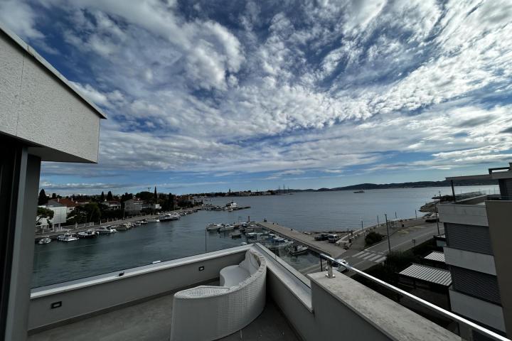 Zadar, Draženica, trosoban penthouse NKP 172 m2 prvi red do mora  i zajedničkim bazenom