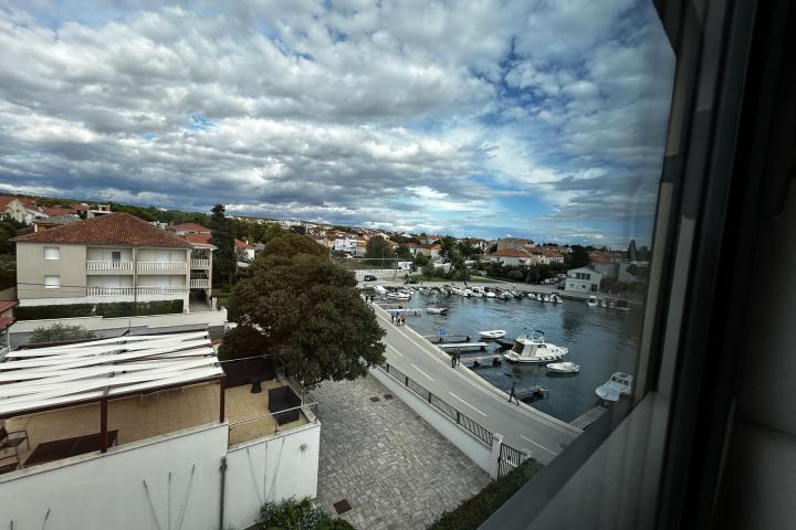 Zadar, Draženica, trosoban penthouse NKP 172 m2 prvi red do mora  i zajedničkim bazenom