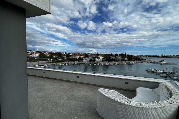 Zadar, Draženica, trosoban penthouse NKP 172 m2 prvi red do mora  i zajedničkim bazenom