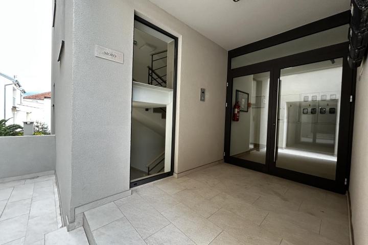 Zadar, Draženica, trosoban penthouse NKP 172 m2 prvi red do mora  i zajedničkim bazenom