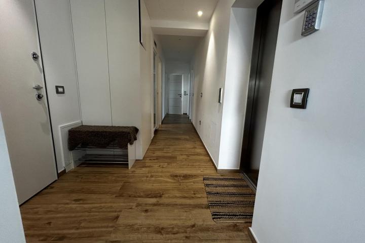 Zadar, Draženica, trosoban penthouse NKP 172 m2 prvi red do mora  i zajedničkim bazenom