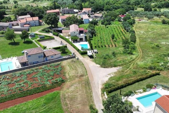 Istra, Svetvinčenat - 502 m2 zemljišta s građevinskom dozvolom, pristup s asfaltirane ceste