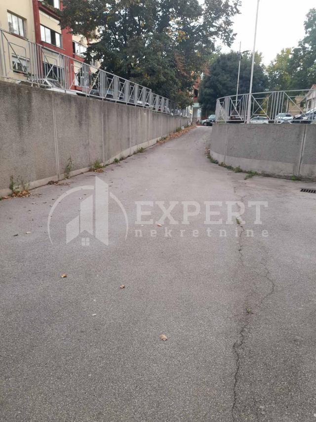 Izdaje se poslovni prostor u Knjaževačkoj, 60m2