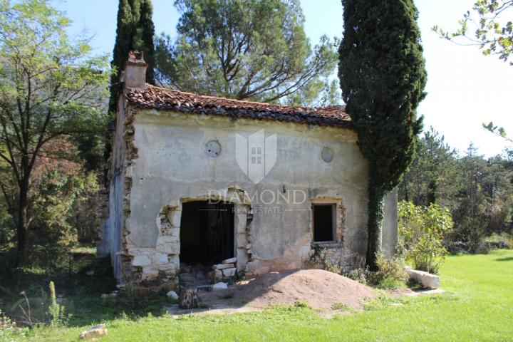 Kršan, Umgebung, Anpassungshaus am Meer