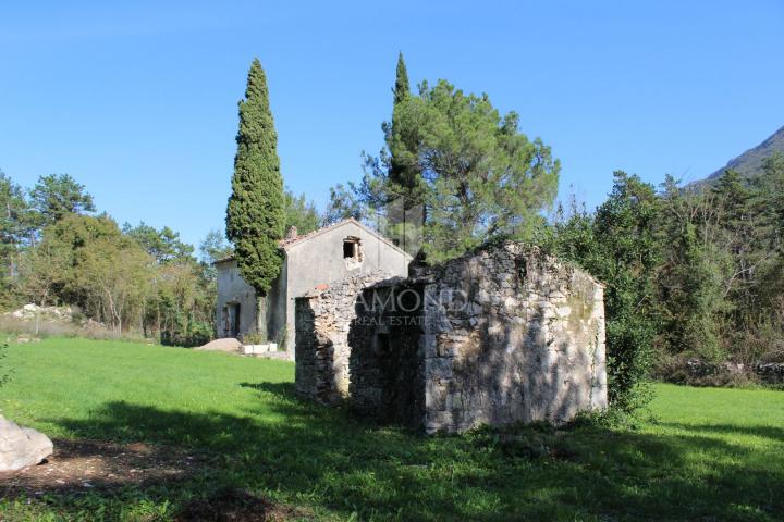 Kršan, Umgebung, Anpassungshaus am Meer