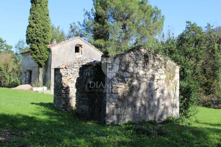 Kršan, Umgebung, Anpassungshaus am Meer