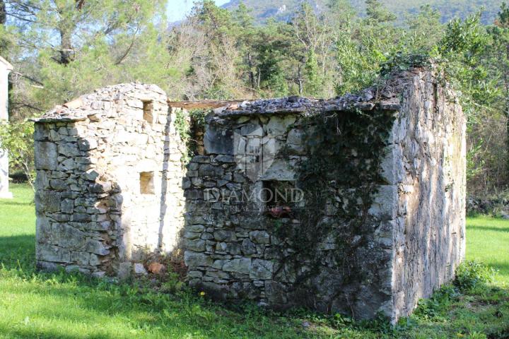 Kršan, Umgebung, Anpassungshaus am Meer