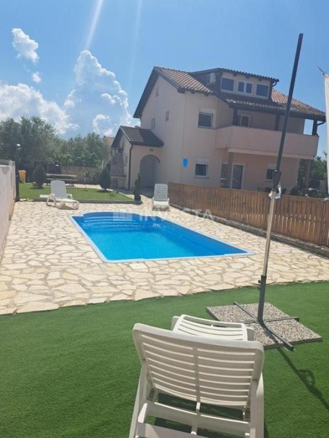 Peroj, apartmanska kuća s bazenom i pogledom na more