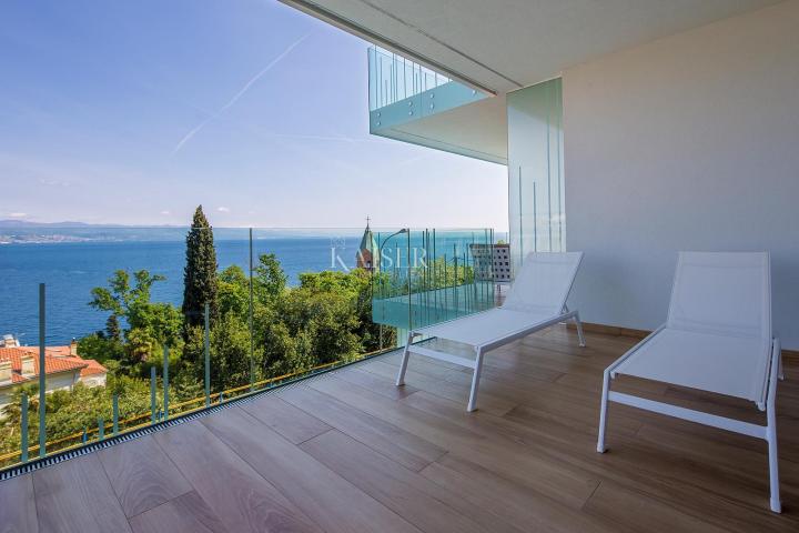 Opatija, moderne Wohnung, zwei Garagenplätze, Meerblick