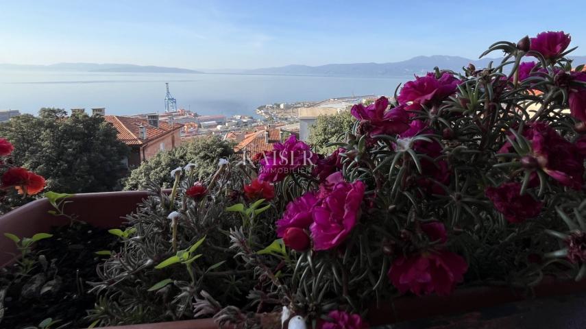 Rijeka, Trsat - kuća s tri stana, dvije garaže i pogledom