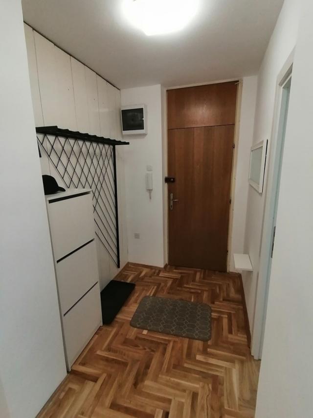 Kompletno renoviran dvoiposoban stan 61m2 - Bul. Oslobođenja