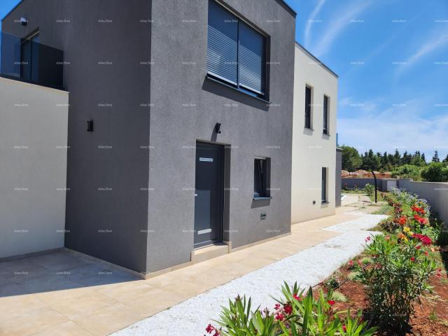 House Istria, Ližnjan, 1 km to the center of Medulin, new modern house with pool for vacation.