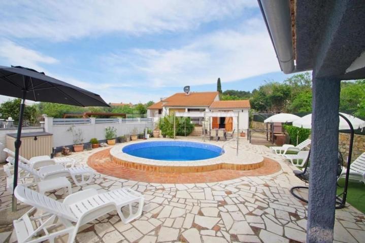 Single-story house in a quiet location with a pool + 2 auxiliary buildings