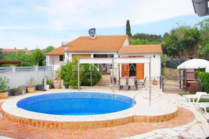 Single-story house in a quiet location with a pool + 2 auxiliary buildings