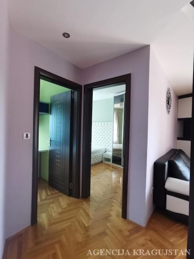 Izdavanje, Stan, 64. 00m2 , Centar