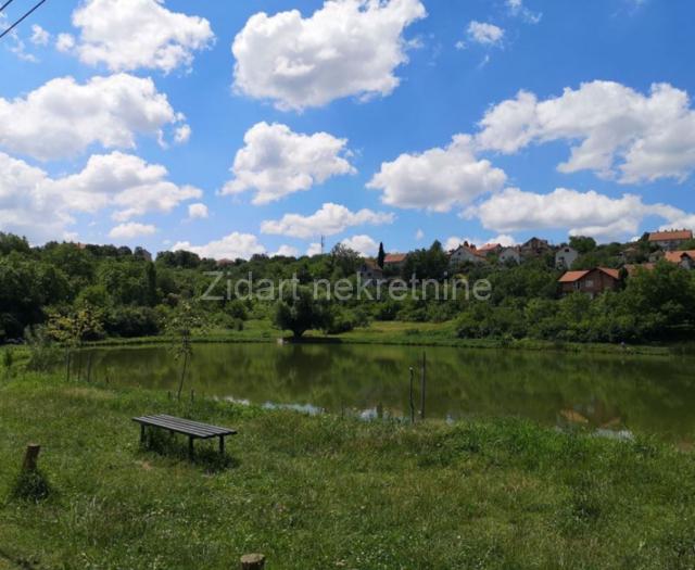 Sremcica kuca u dobrom stanju sa velikim dvoristem